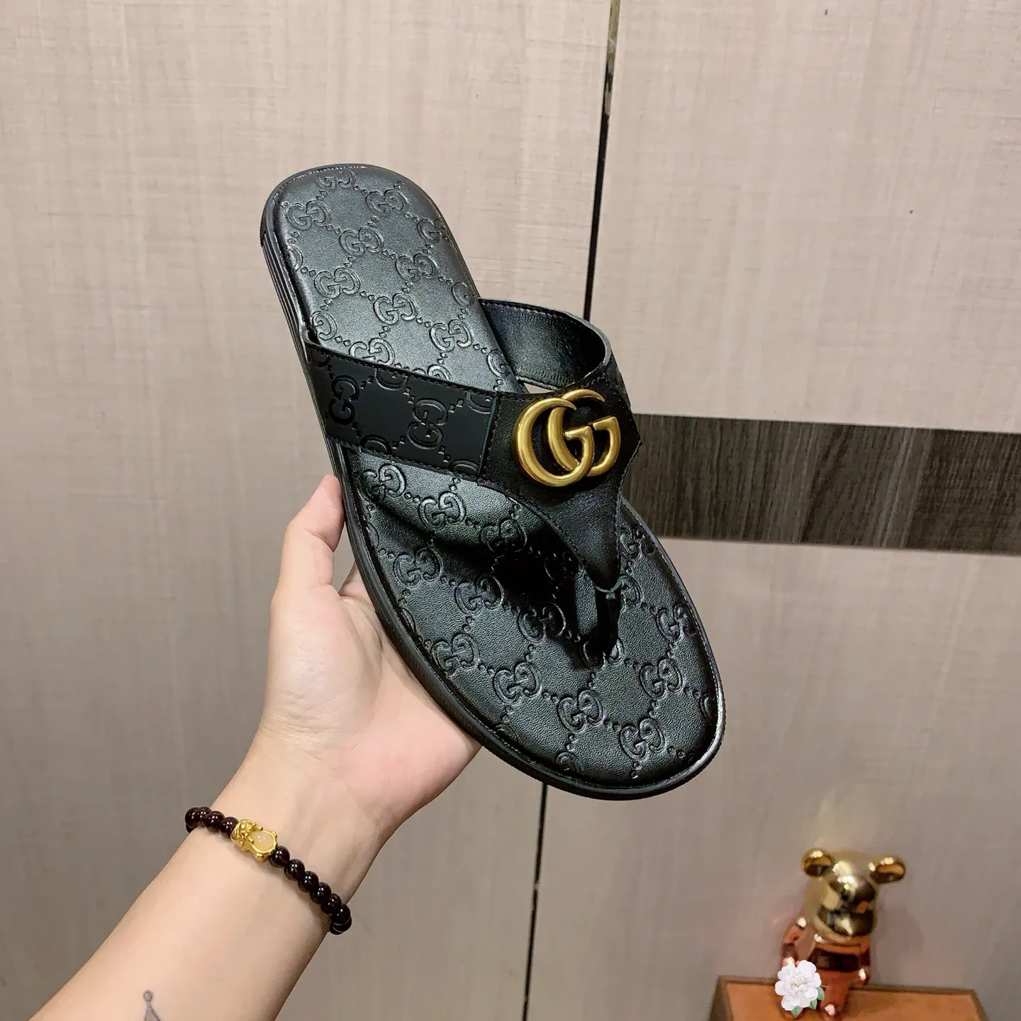 Slippers: New model: Factory price: 260💰💰🎩🎩🔥🔥《 Gucci* 》Series of slippers top purchasing agent🔍🔍Sold at the same time for men, original Italian imported webbing made of selected cowhide, exquisite workmanship,), sole: (super comfortable) original factory special sole, ⚠️exclusive double-layer movable molded sole super comfortable⚠️, real shot🎬the real thing is more beautiful🔍🔍266 regular code 38-44, can be ordered 45.